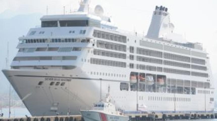 L&uuml;ks Yolcu Gemisi Bin 919 Yolcu Ile Alanya Limanı'na Demirledi