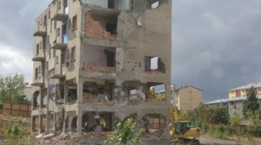 İş Makinesinin K&uuml;&ccedil;&uuml;k Bir Dokunmasıyla 5 Katlı Bina &Ccedil;&ouml;kt&uuml;