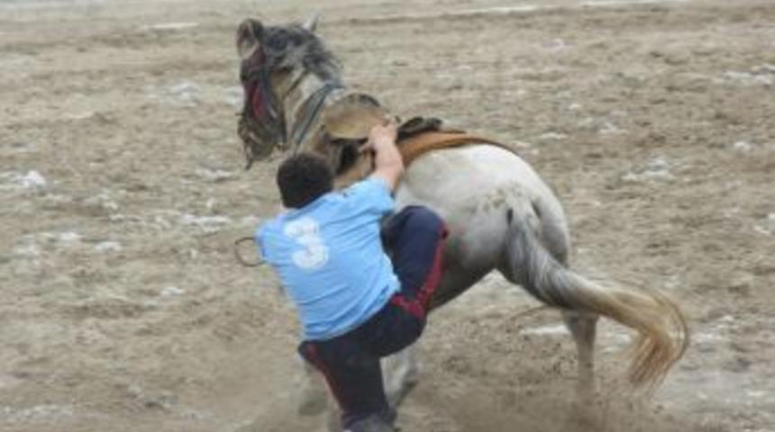 Cirit Oyuncusu M&uuml;sabakada Attan D&uuml;şt&uuml;