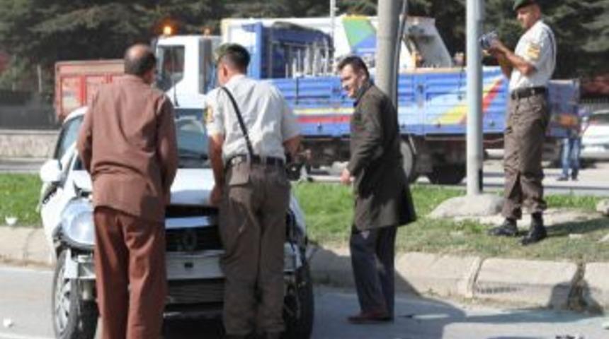 Jandarma Komutanlığı &Ouml;n&uuml;ndeki Kaza Da Biri Ağır 2 Asker Yaralandı