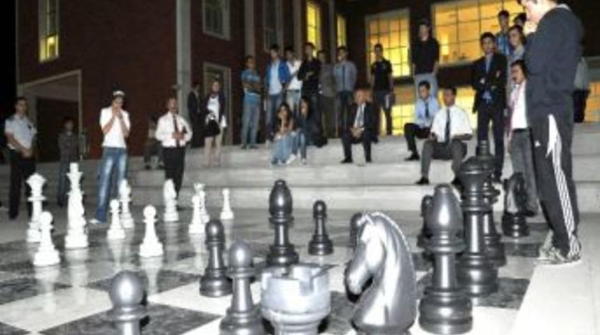 &Uuml;niversiteye Bah&ccedil;e Satran&ccedil; Sahası Yapıldı