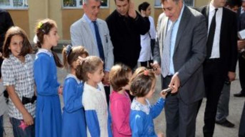 Vali K&uuml;&ccedil;&uuml;k, Ovacuma&rsquo;da Okul İnceledi