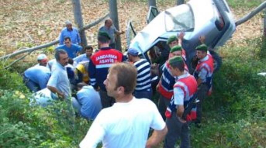 Şarampole Yuvarlanan Otomobilin S&uuml;r&uuml;c&uuml;s&uuml; G&uuml;&ccedil;l&uuml;kle &Ccedil;ıkarıldı