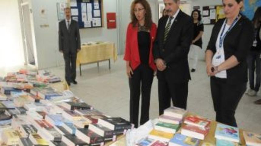 Belediyeden K&uuml;t&uuml;phaneye Kitap Bağışı