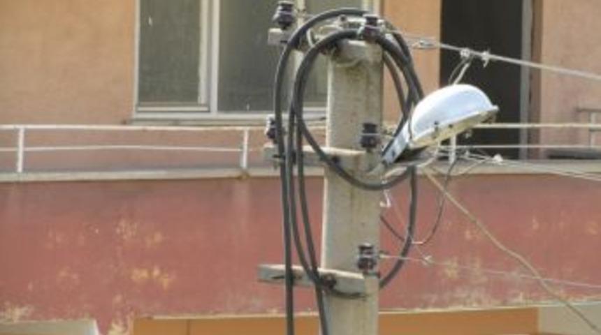 Burhaniye&rsquo;de Yanmayan Sokak Lambalarına Tepki