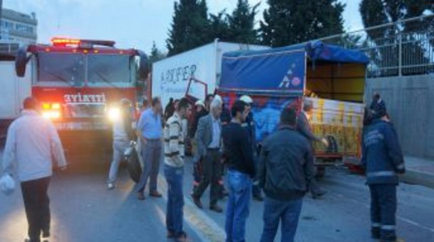 Kamyonet TIR'a &Ccedil;arptı: 2 Yaralı