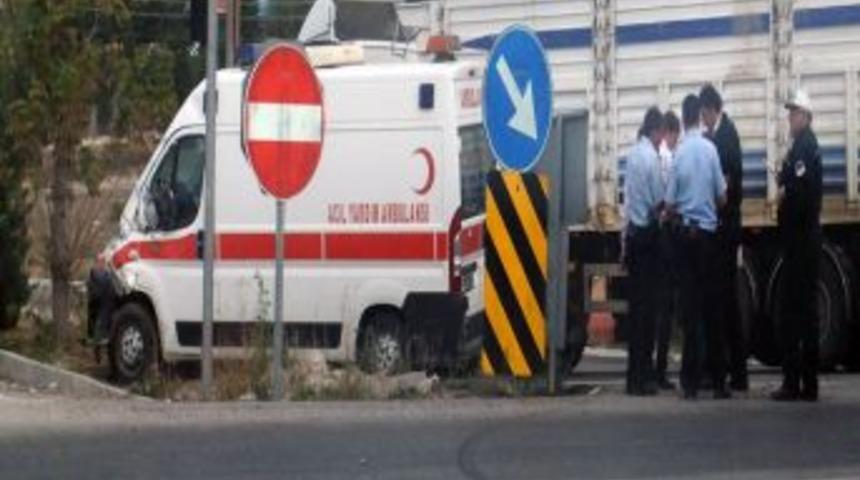 Ambulans Kaza Yaptı: 3 Yaralı