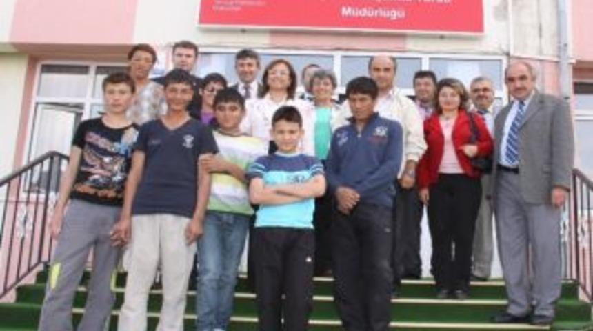 Ne&uuml; Rekt&ouml;r&uuml; Kılı&ccedil;&rsquo;tan Kimsesiz &Ccedil;ocuklara Ziyaret