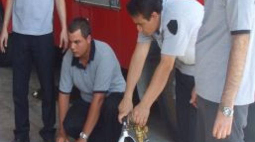&Ccedil;anakkaleli İtfaiyeciler Denize İniyor