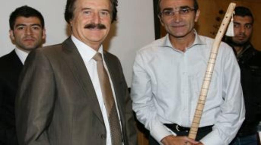 B&uuml;y&uuml;k Usta Neşet Ertaş, T&uuml;rk&uuml;leriyle Anıldı