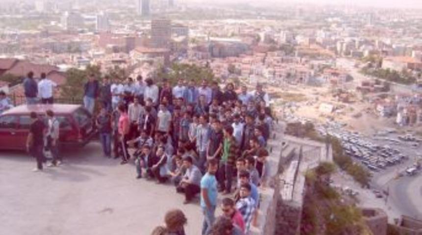 &Uuml;niversite &Ouml;ğrencileri &Uuml;st&uuml; A&ccedil;ık Otob&uuml;slerle Başkent'i Keşfe &Ccedil;ıktı
