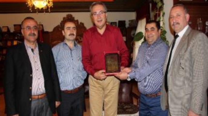 &Uuml;nver&rsquo;e K&uuml;lliye Koruma Derneği&rsquo;nden Plaket