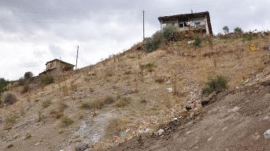 Aynı K&ouml;y&uuml;n İki Mahallesi Farklı &Ccedil;ağları Yaşıyor