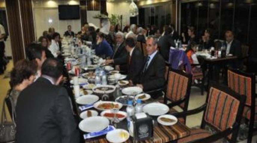 46 Yıllık &Ouml;ğretmen Veda Yemeği İle Emekliliğe Ayrıldı