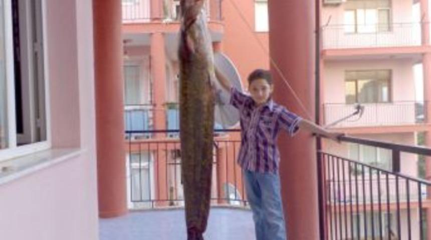 Yakaladığı Balığı D&ouml;rt Aydır Bitiremedi