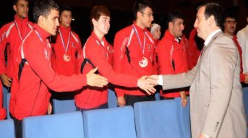 D&uuml;nya Şampiyonu Kick Boks&ccedil;ular SGM&rsquo;ye Ziyarette Bulundu