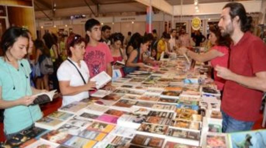 Kitap Fuarı&rsquo;nda Yazarlar Kitapseverlerle Buluşuyor
