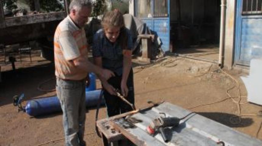 Okulu Bırakan Gen&ccedil; Kız, Kaynak&ccedil;ılık Yapıyor