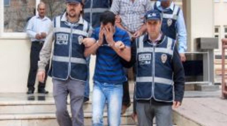 35 Kilo Esrarla Yakalanınca &lsquo;Suriyeli Sığınmacının Eşyasını Taşıyorduk&rsquo; Dediler