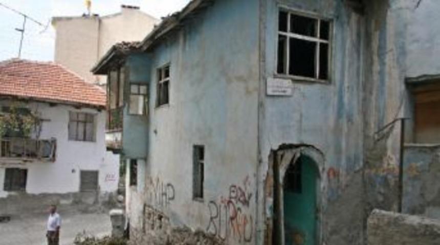 Tarihi Hamam&rsquo;da Define Aradılar