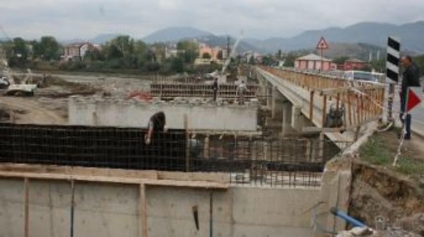 Kaymakam Yaman Yeni Yapılan K&ouml;pr&uuml; &Ccedil;alışmalarını İnceledi