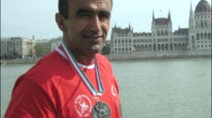 Suluovalı Veteran G&uuml;reş&ccedil;i Nazif Barut&ccedil;u D&uuml;nya Ikincisi Oldu