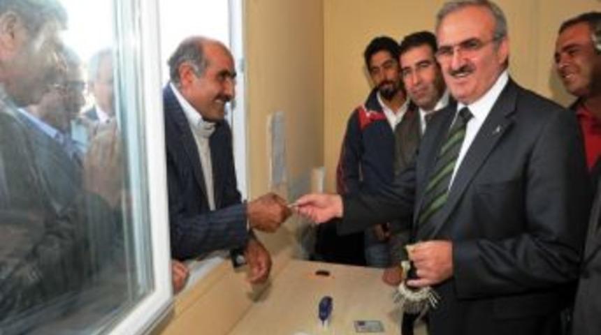 Vali Karaloğlu Depremzedelere Anahtarlarını Teslim Etti