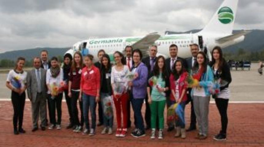 Almanya Zonguldaklılar Derneği Başarılı Olan 12 &Ouml;ğrenciyi U&ccedil;akla Zonguldak&rsquo;a Getirdi
