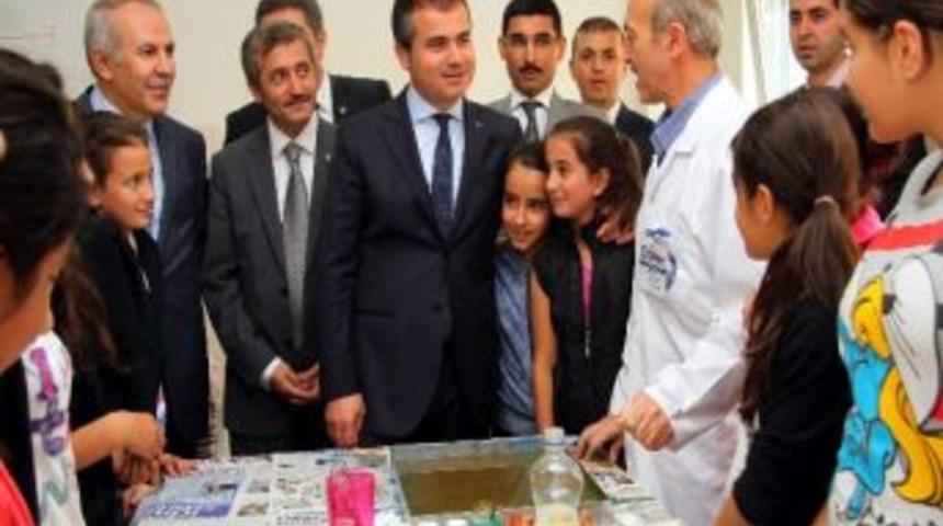 Bakan Suat Kılı&ccedil;, Yaşar Torun Gen&ccedil;lik Merkezi'ni Gezdi