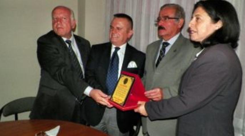 Yılın Ahisi Nazmi İ&ccedil;enoğlu'na S&ouml;ke&rsquo;de Plaket T&ouml;reni