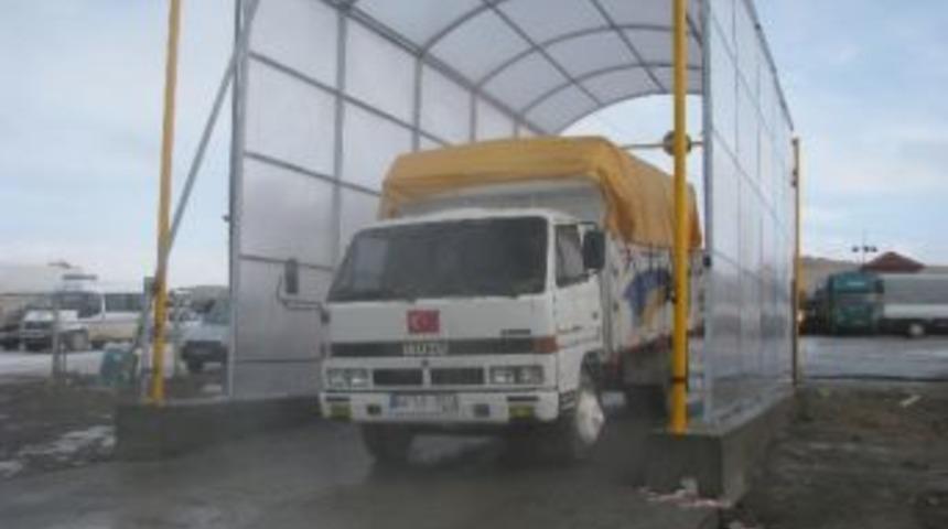 Sorgun Hayvan Pazarında Gelen Ara&ccedil;lar Dezenfekte Ediliyor