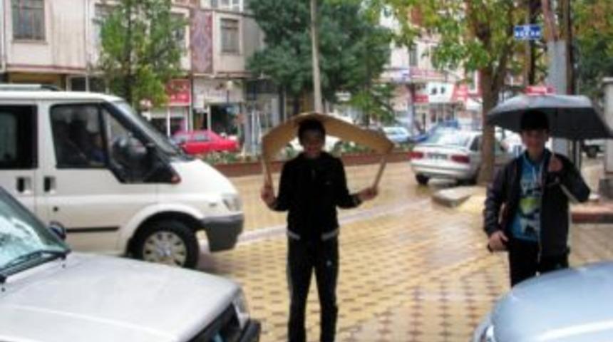 Sorgun&rsquo;da Vatandaşlar Yağmura Hazırlıksız Yakalandı