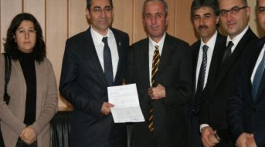 Baro Başkanı &Ouml;zyılmaz Mazbatasını Aldı