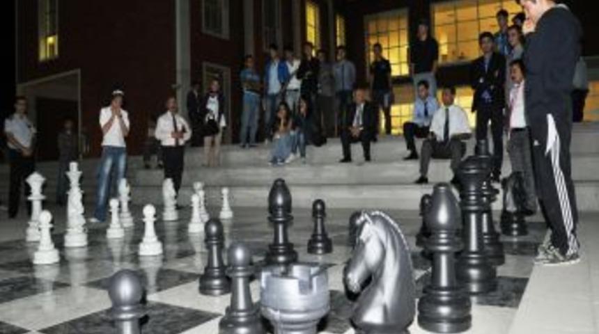 &Ouml;ğrenciler A&ccedil;ık Alanda Satran&ccedil; Oynayabilecek