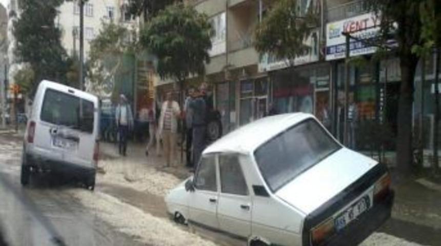 Yerk&ouml;y&rsquo;de Yol &Ccedil;&ouml;kt&uuml;, Iki Otomobil &Ccedil;ukura G&ouml;m&uuml;ld&uuml;