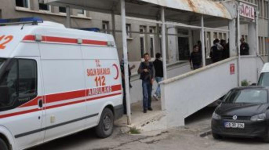 Polis Memuru, Yol Kesen Ter&ouml;ristlerle &Ccedil;atıştı: 3 Yaralı