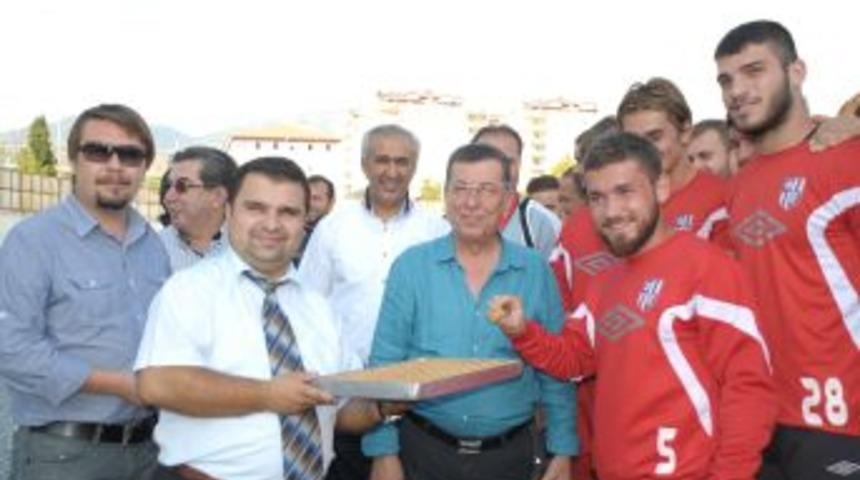 Aydınspor1923 y&ouml;netimi baklava s&uuml;rprizi