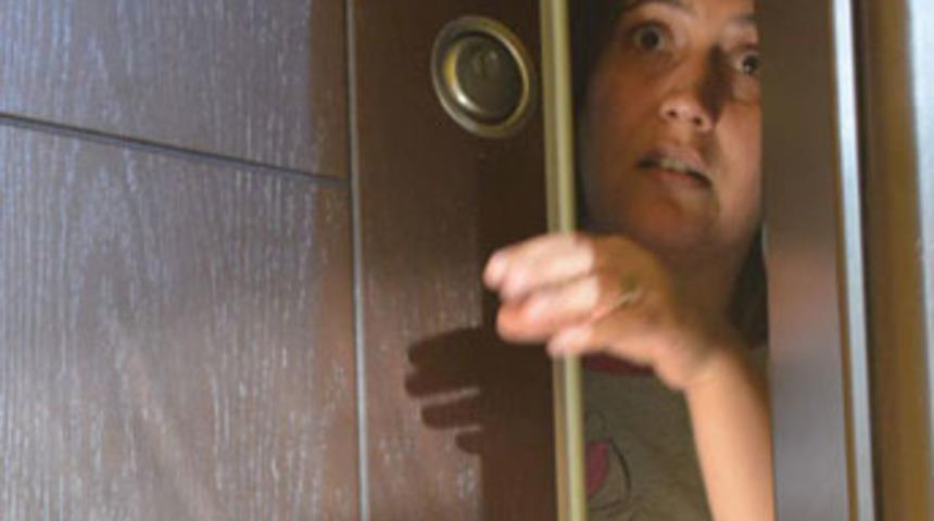 Kadın &ouml;ğretmene yumruk