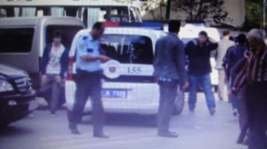 Y&uuml;ksek Sesle Konuşan Gen&ccedil;ler Dayak Yedi