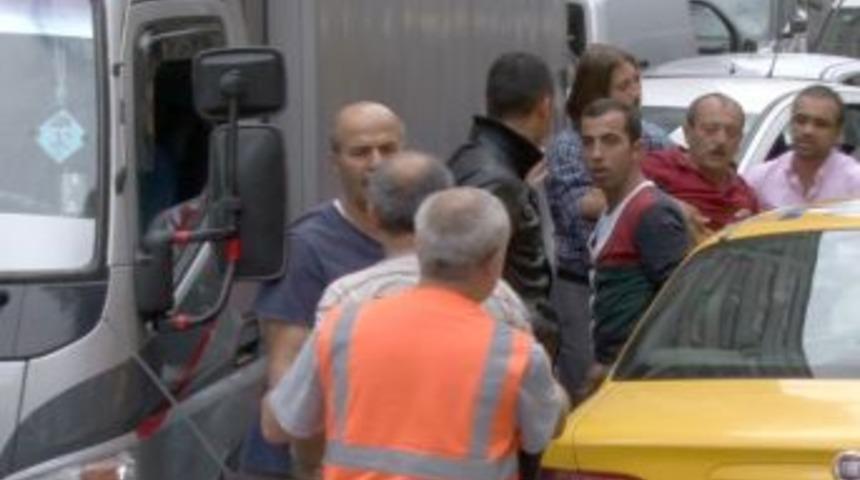 Trafikte Kalan S&uuml;r&uuml;c&uuml;ler Tekme Tokat Kavga Etti