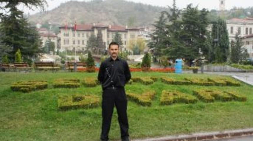 15 Yıldır Her G&uuml;n Kendi Tasarladığı G&ouml;mleklerini Giyiyor