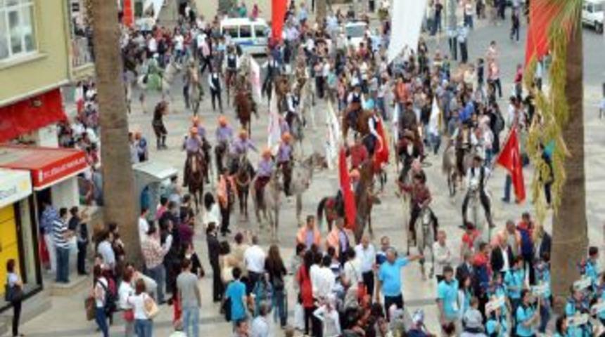 Denizli'de Geleneksel Sporlar Festivali'nin Kortej Y&uuml;r&uuml;y&uuml;ş&uuml; Yapıldı