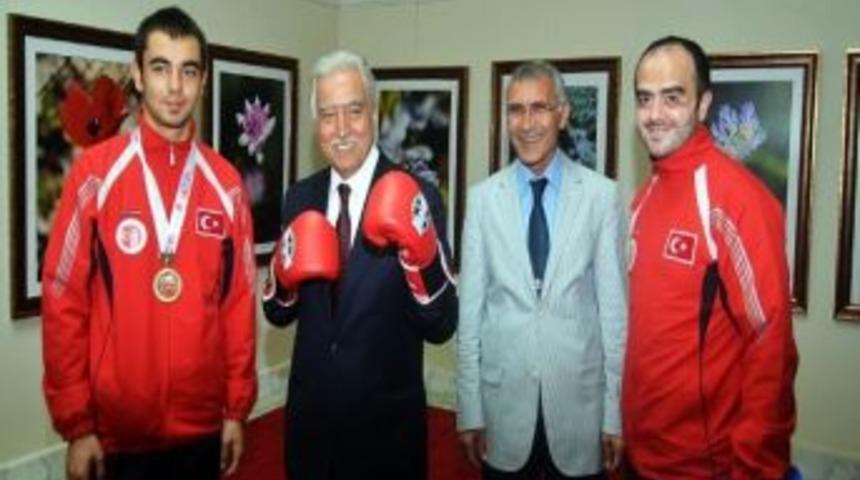 Dünya Şampiyonu Aldırmaz’a Eldivenini Hediye Etti