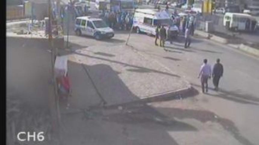 Kamyon Minib&uuml;se &Ccedil;arptı: 3 Yaralı