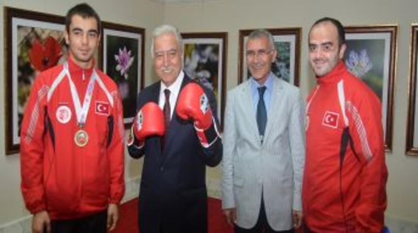 D&uuml;nya Şampiyonu Aldırmaz&rsquo;a Eldivenini Hediye Etti