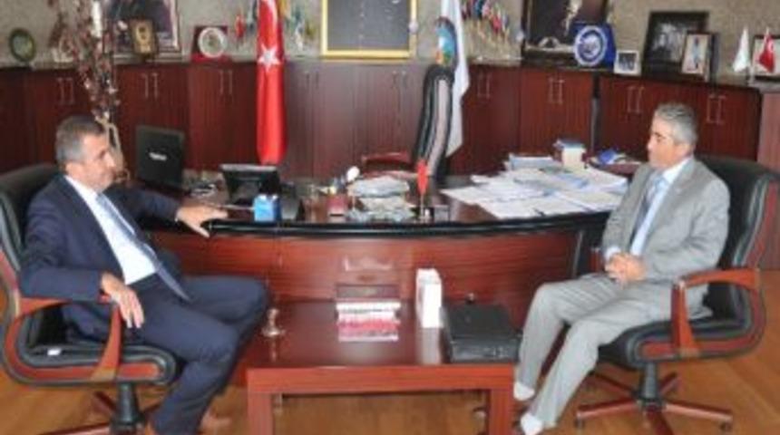 Kızılay Batı Karadeniz Lojistik Merkezi M&uuml;d&uuml;r&uuml; Yılmaz'dan Başkan Albayrak'a Ziyaret Etti