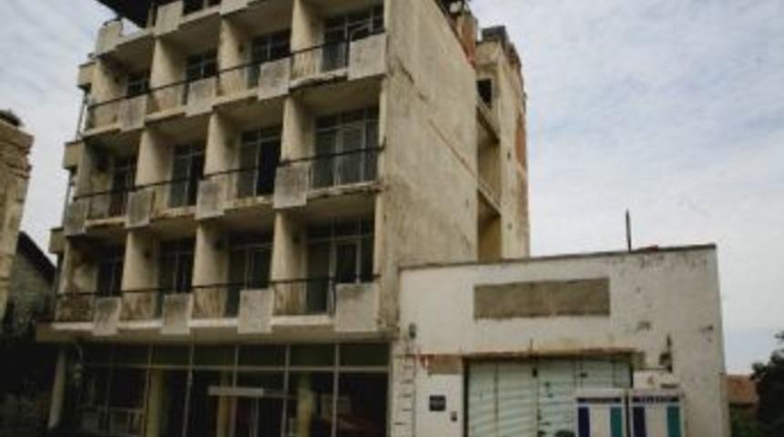 Sel&ccedil;uk&rsquo;ta Eski İş Bankası Binası Yıklıyor