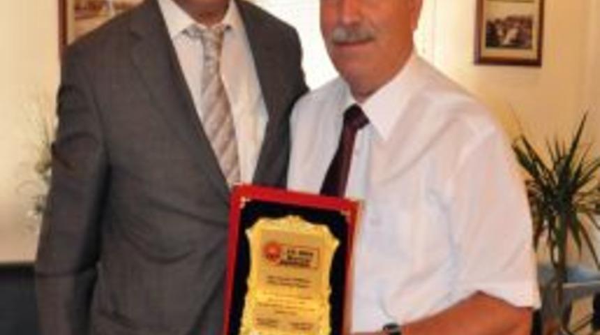 SOYS&rsquo;dan Demirtaş&rsquo;a Teşekk&uuml;r Plaketi