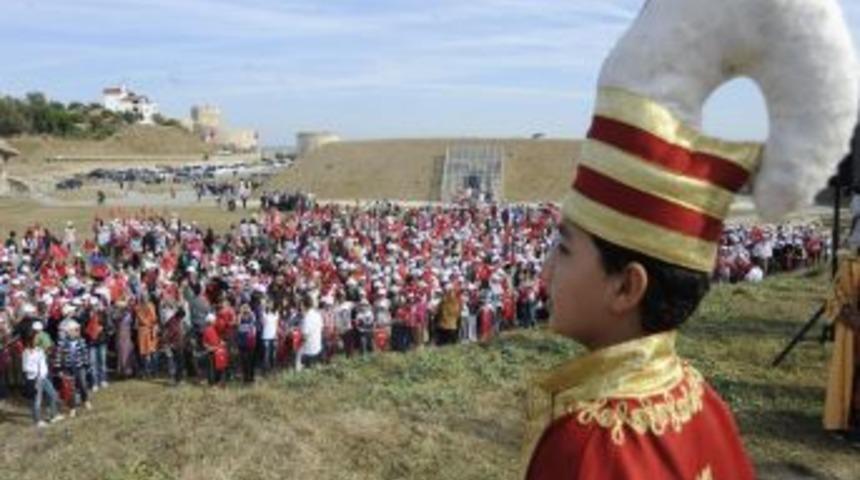 '&Ccedil;anakkale Şehitlerine' Şiirini Ezberleyene &Ccedil;eyrek Altın