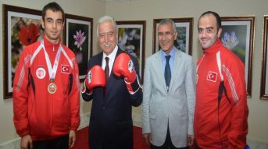D&uuml;nya Şampiyonu Sporcu, Başkan Aldırmaz&rsquo;a Eldivenini Hediye Etti